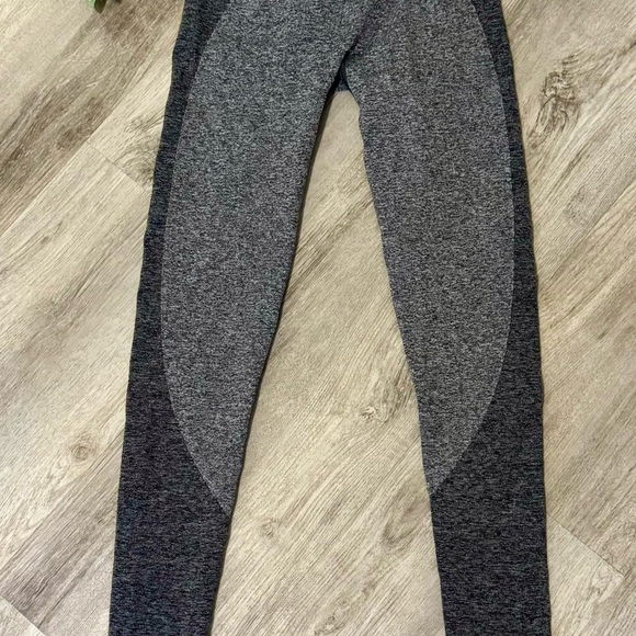 GYMSHARK BUNDLE 🦈- Sports Bra and 2 Pairs of Leggings - Picture 3 of 10